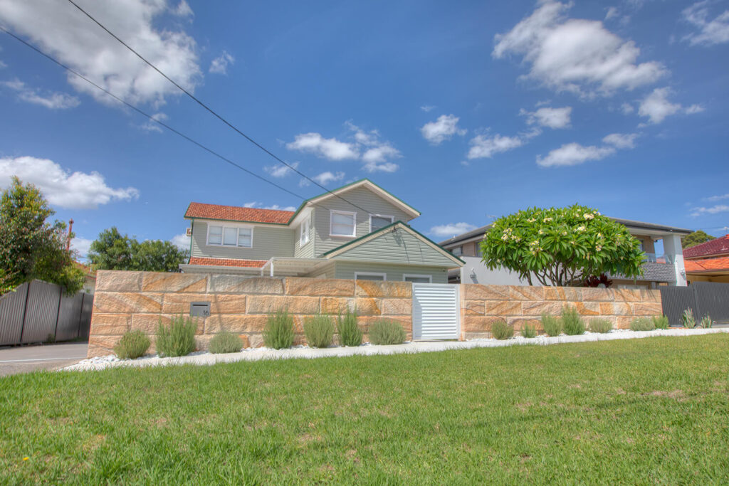sandstone-logs-billets-homes