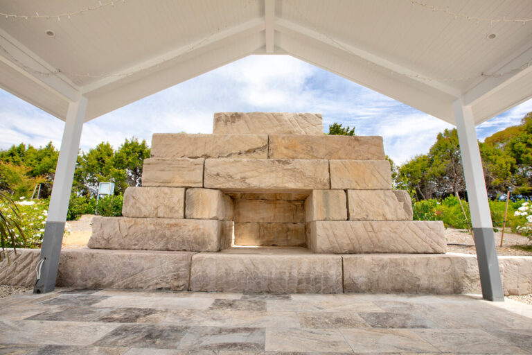 sandstone-logs-landscaping
